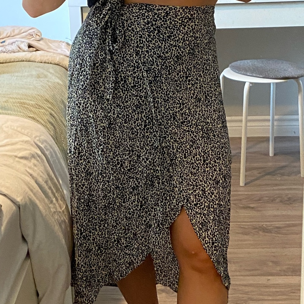 Mid length leopard skirt with bow
